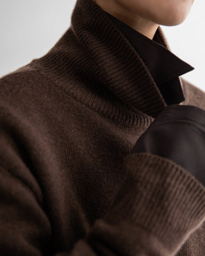 Detailed shot of sculpted ribbed neckline in extra fine wool and cashmere blend